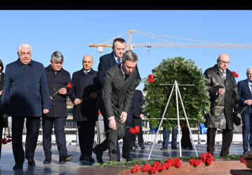 Директор Бакинского филиала МИМРД МПА СНГ Рамин Рзаев возложил цветы к Мемориалу Победы в Бишкеке