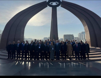 Директор Бакинского филиала МИМРД МПА СНГ Рамин Рзаев возложил цветы к Мемориалу Победы в Бишкеке