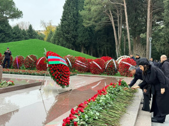 Сотрудники Бакинского филиала МИМРД МПА СНГ посетили на Аллее почетного захоронения могилу Общенационального лидера Гейдара Алиева