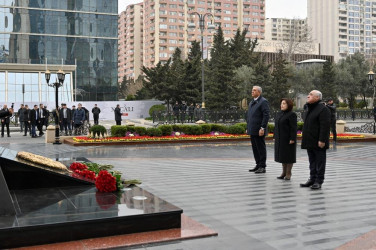 Официальные лица государства и правительства посетили памятник жертвам Ходжалинского геноцида