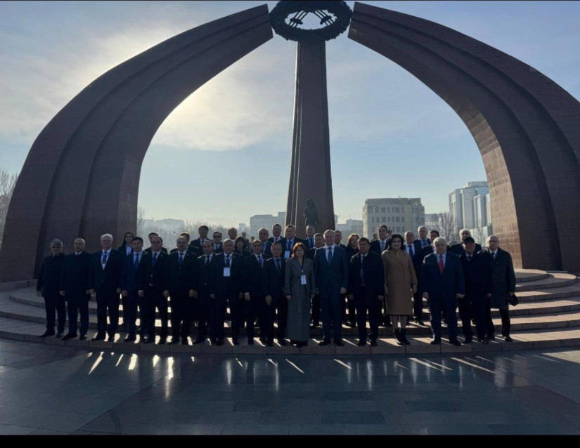 MDB PA DİMBİ Bakı filialının direktoru Ramin Rzayev Bişkekdəki Qələbə Memorialına gül dəstələri qoyub