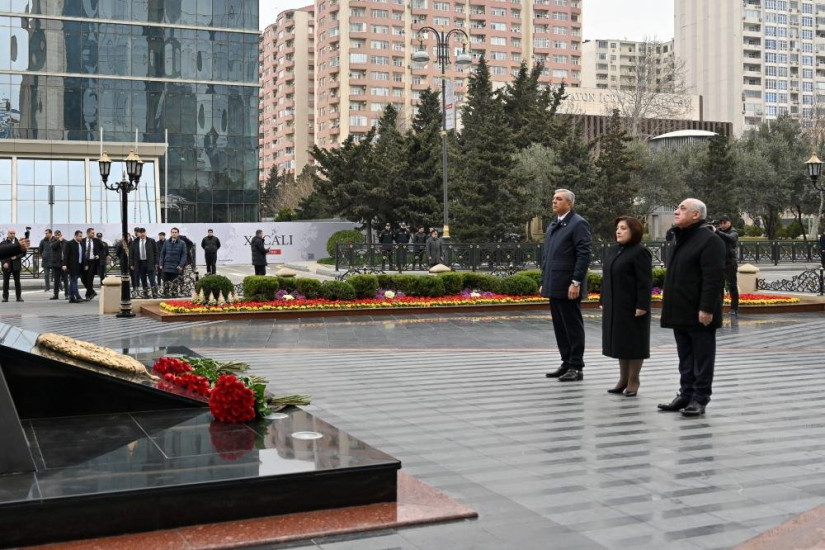 Председатель Милли Меджлиса Азербайджанской Республики и другие официальные лица посетили памятник Ходжалинскому геноциду